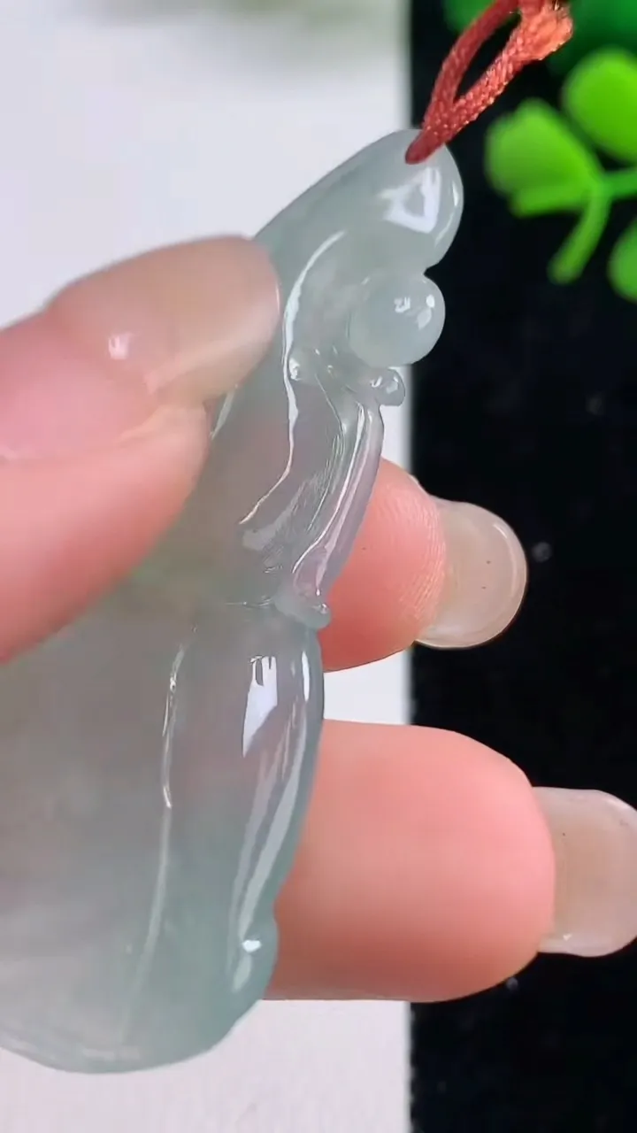 天然A货翡翠葫芦吊坠，尺寸52.2-17-4.7，重量:8.14g
9月1日