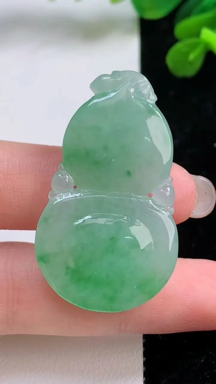 天然A货翡翠葫芦吊坠，尺寸42.4-24.7-6.7，重量:11.28g
9月1日