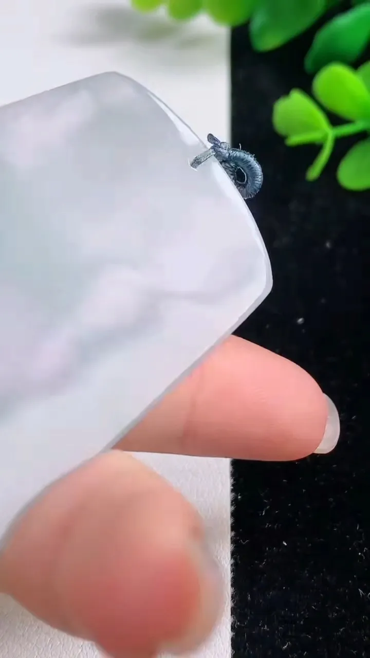 天然A货翡翠虚空藏观音菩萨吊坠，尺寸68-43-4，重量:30.26g
9月1日