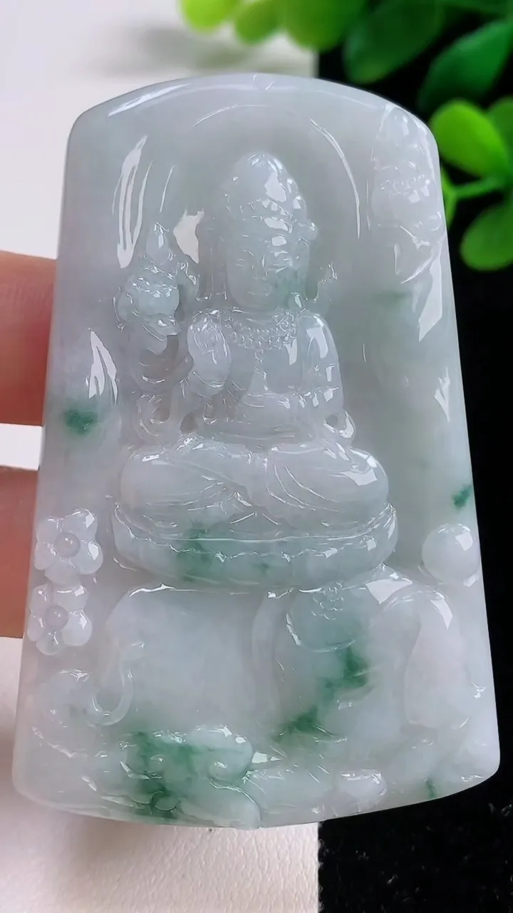 天然A货翡翠飘花普贤菩萨吊坠，尺寸66-42.2-4.4，重量:31.37g
9月1日