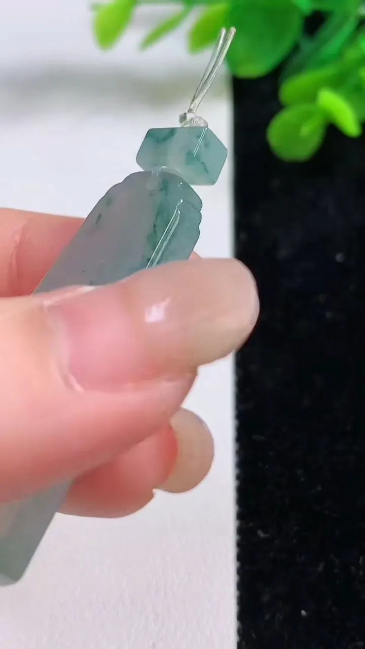 天然A货翡翠冰种飘花仿古无事牌吊坠，尺寸45.4-19-4，重量:11.18g
9月1日