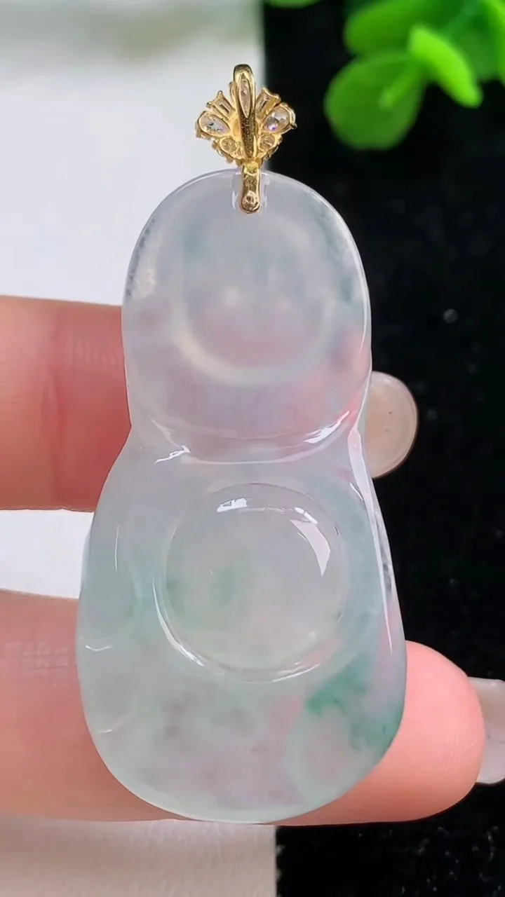 天然A货翡翠种飘花布袋佛吊坠，尺寸43.8-22.4-6，重量:11.49g
9月1日