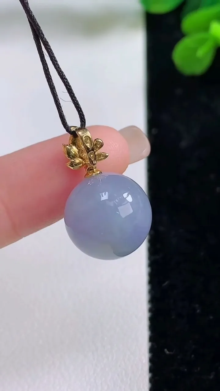 天然A货翡翠18k金紫罗兰圆珠吊坠，尺寸13.2，重量:5.15g9月1日
工厂直销收藏佳品,种好水足，色泽均匀，有种有色，上手高大气！