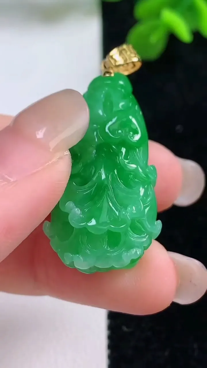 天然A货翡翠白菜吊坠，尺寸32.6-18-11.2，重量:10.00g
9月1日