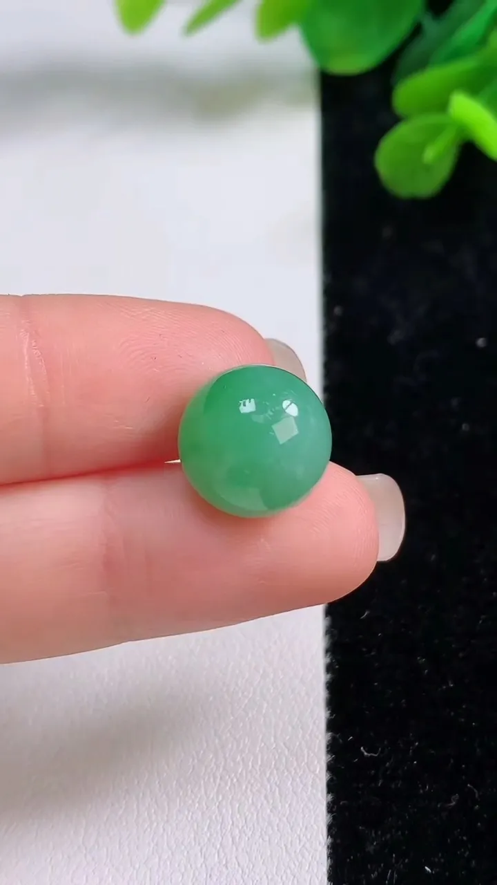 天然A货翡翠圆珠镶嵌件，尺寸12.5，重量:4.10g
9月1日