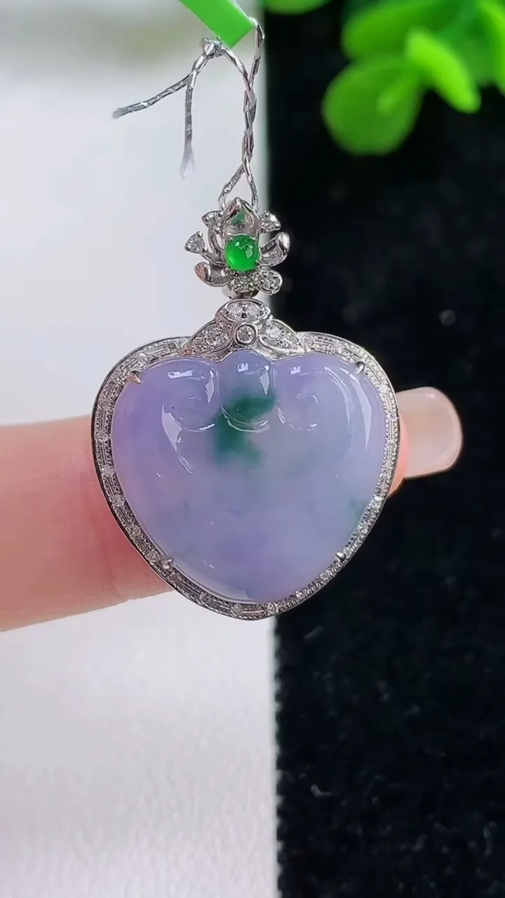 天然A货翡翠18k金紫罗兰飘花如意头吊坠，尺寸27.2-20-7.5，16-17重量:3.54g
9
