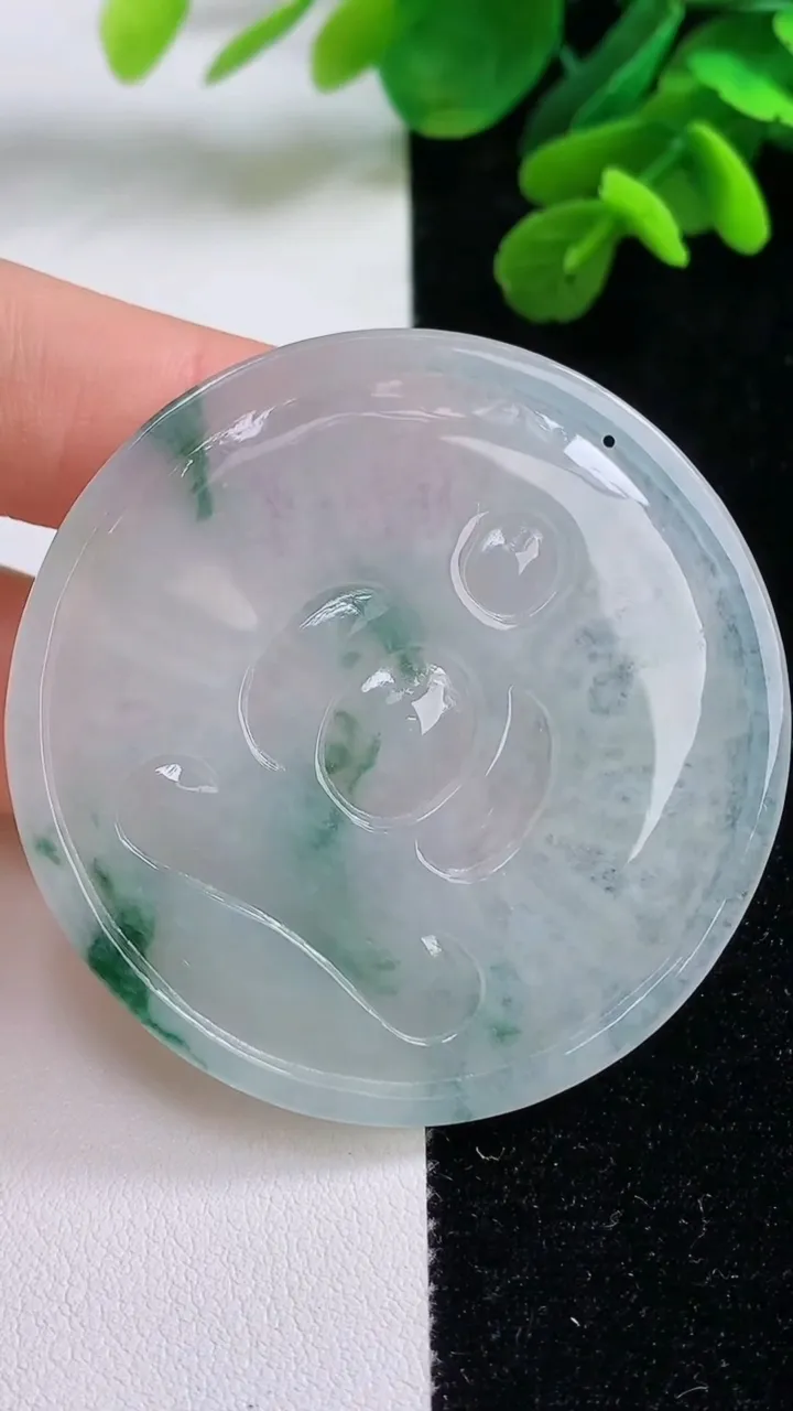 天然A货翡翠冰种飘花千手观音吊坠，尺寸51.4-5.4，重量:25.19g
9月1日