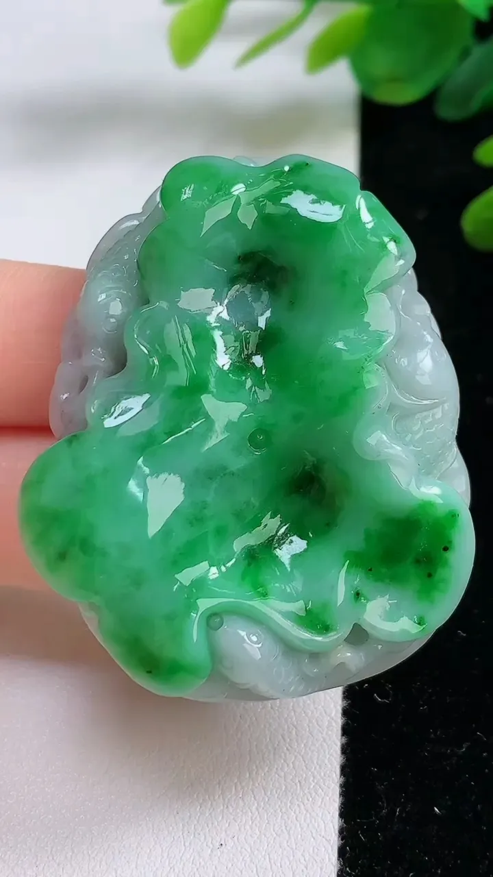 天然A货翡翠荷叶鱼吊坠，尺寸50-39-9.8，重:40.37g
9月1日
