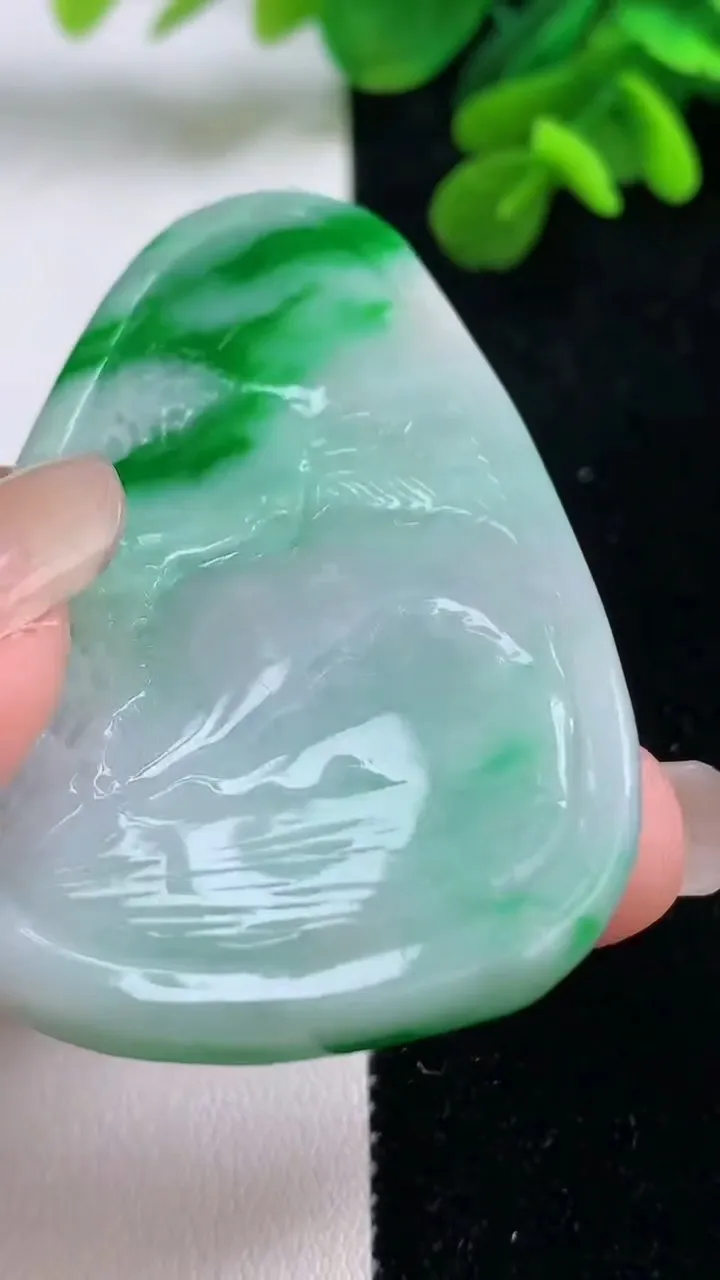 天然A货翡翠山水牌吊坠，尺寸58.7-39.6-6.5，重量:29.91g
9月1日