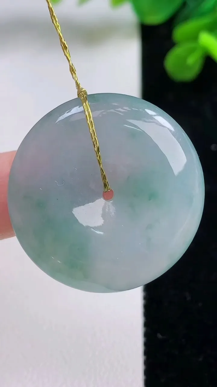 天然A货翡翠冰种飘花平安扣吊坠，尺寸29.7-5.3，重量:10.48g
9月1日