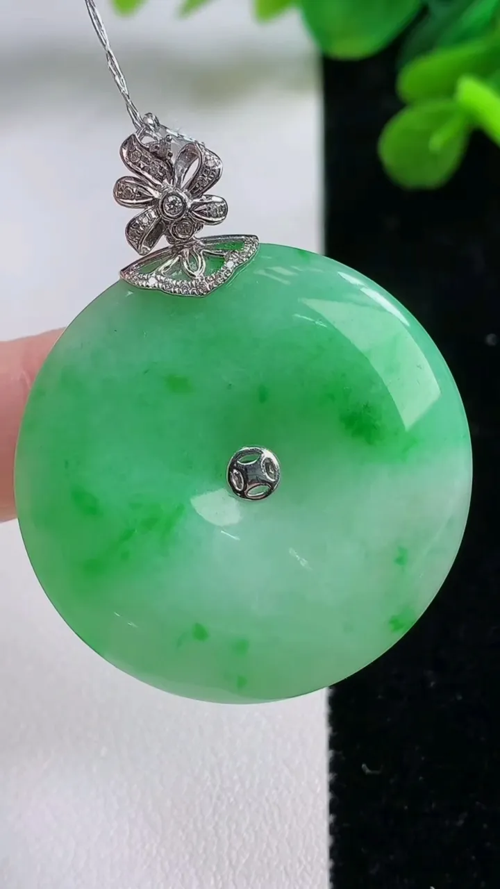 天然A货翡翠平安扣吊坠，尺寸34-5，重量:14.22g
9月1日