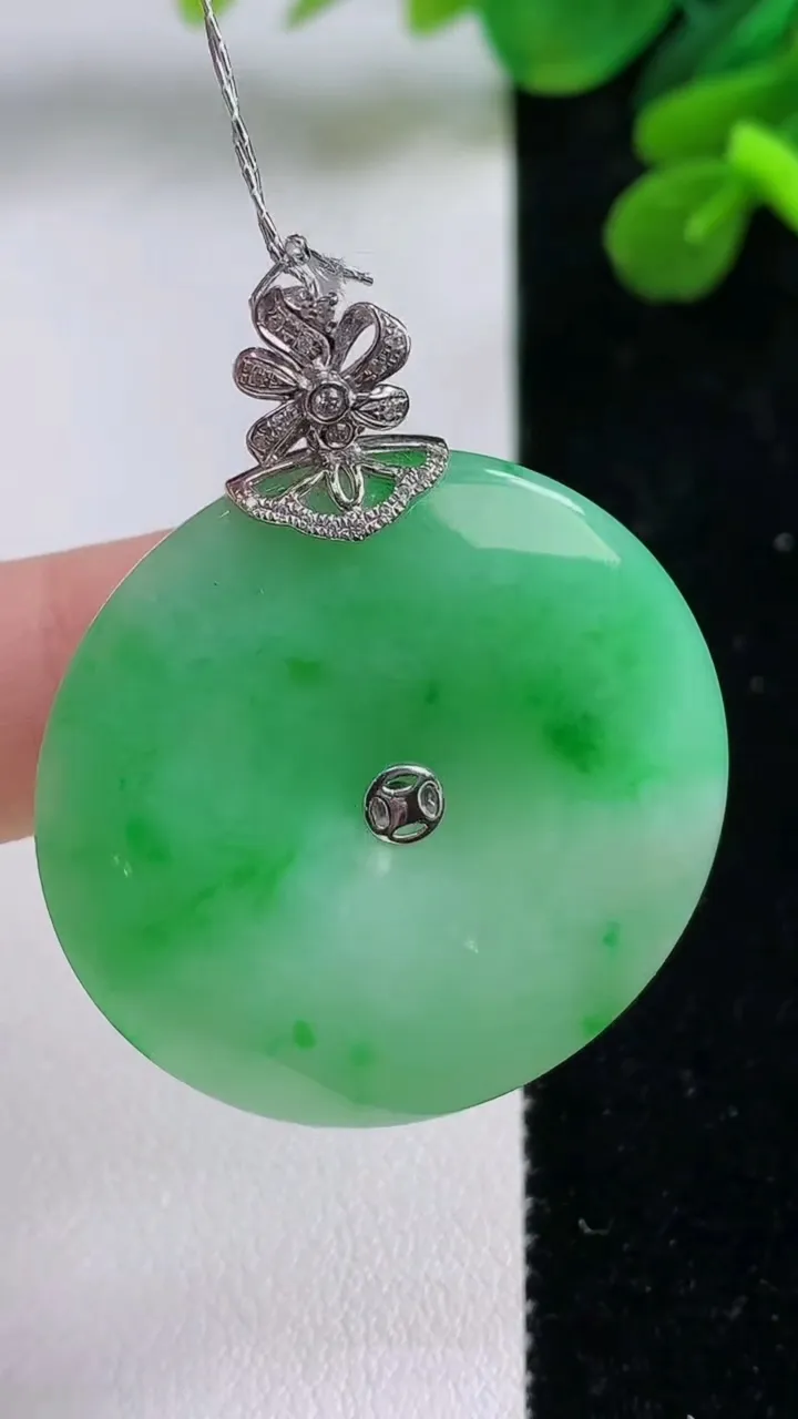 天然A货翡翠平安扣吊坠，尺寸34-5，重量:14.22g
9月1日