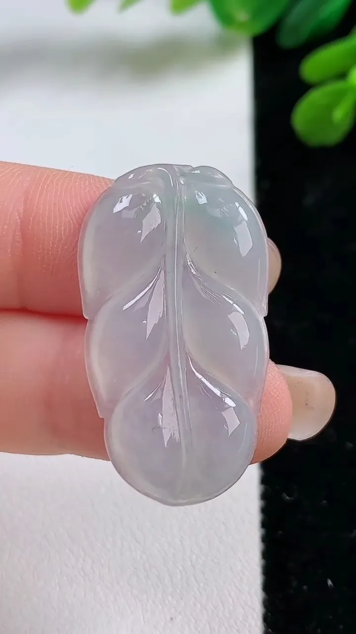 天然A货翡翠金枝玉叶 叶子吊坠，尺寸35-20-4.2，重:5.06g
9月1日