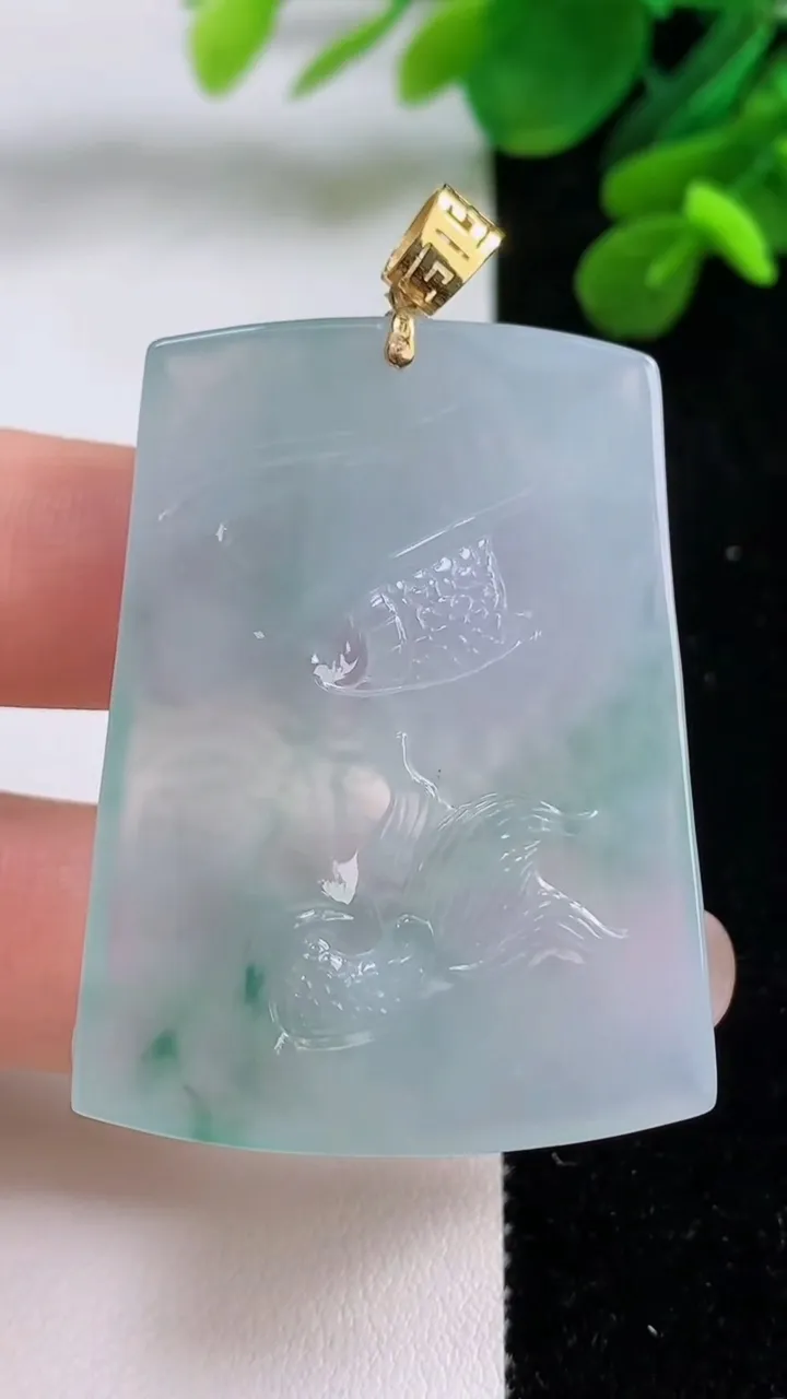 天然A货翡翠种飘花龙牌吊坠，尺寸45.7-34-5.6，重量:23.83g
9月1日