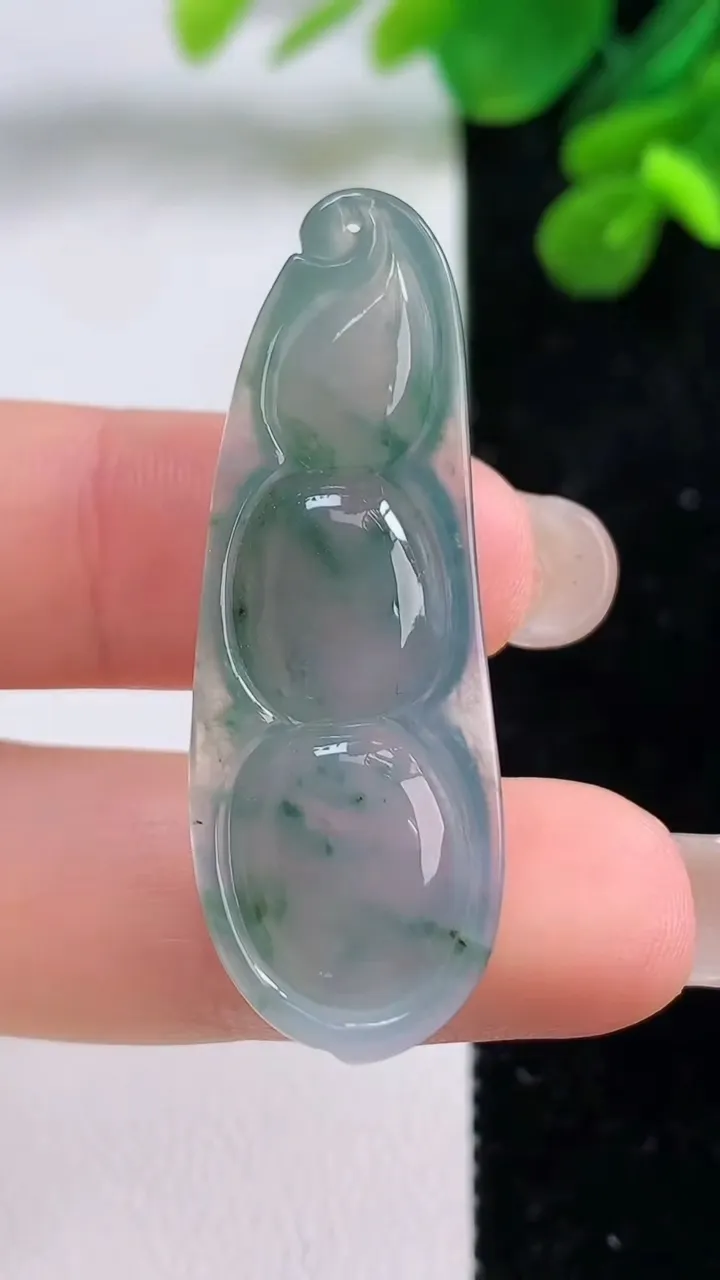 天然A货翡翠冰种飘花福豆吊坠，尺寸42-14.8-6，重量:6.62g
9月1日