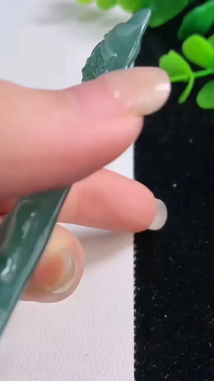 天然A货翡翠文殊菩萨吊坠，尺寸75.3-38.7-6，重量:42.18g
9月1日