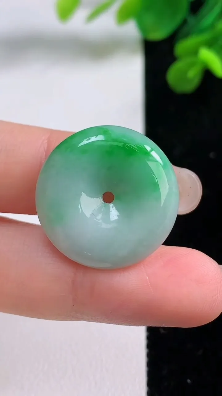天然A货翡翠平安扣吊坠，尺寸23-5，重量:5.76g
9月1日