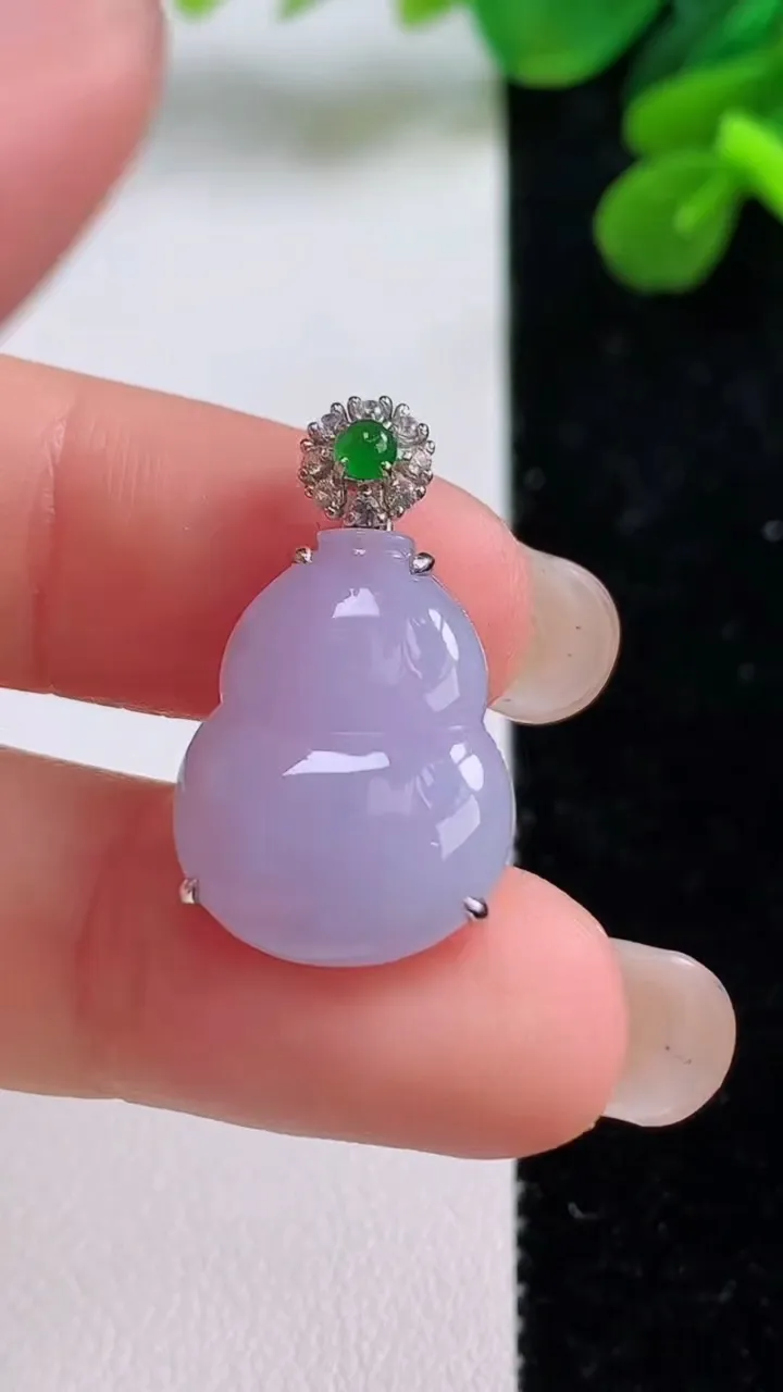 天然A货翡翠18k金紫罗兰葫芦吊坠，尺寸19.4-14.8-5.6，重量:3.01g
9月1日