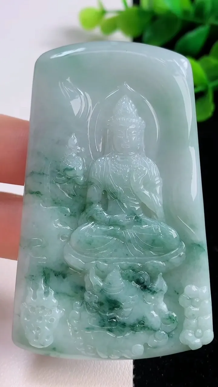 天然A货翡翠飘花文殊菩萨吊坠，尺寸71.8-44.4-5.3，重量:42.66g
9月1日
