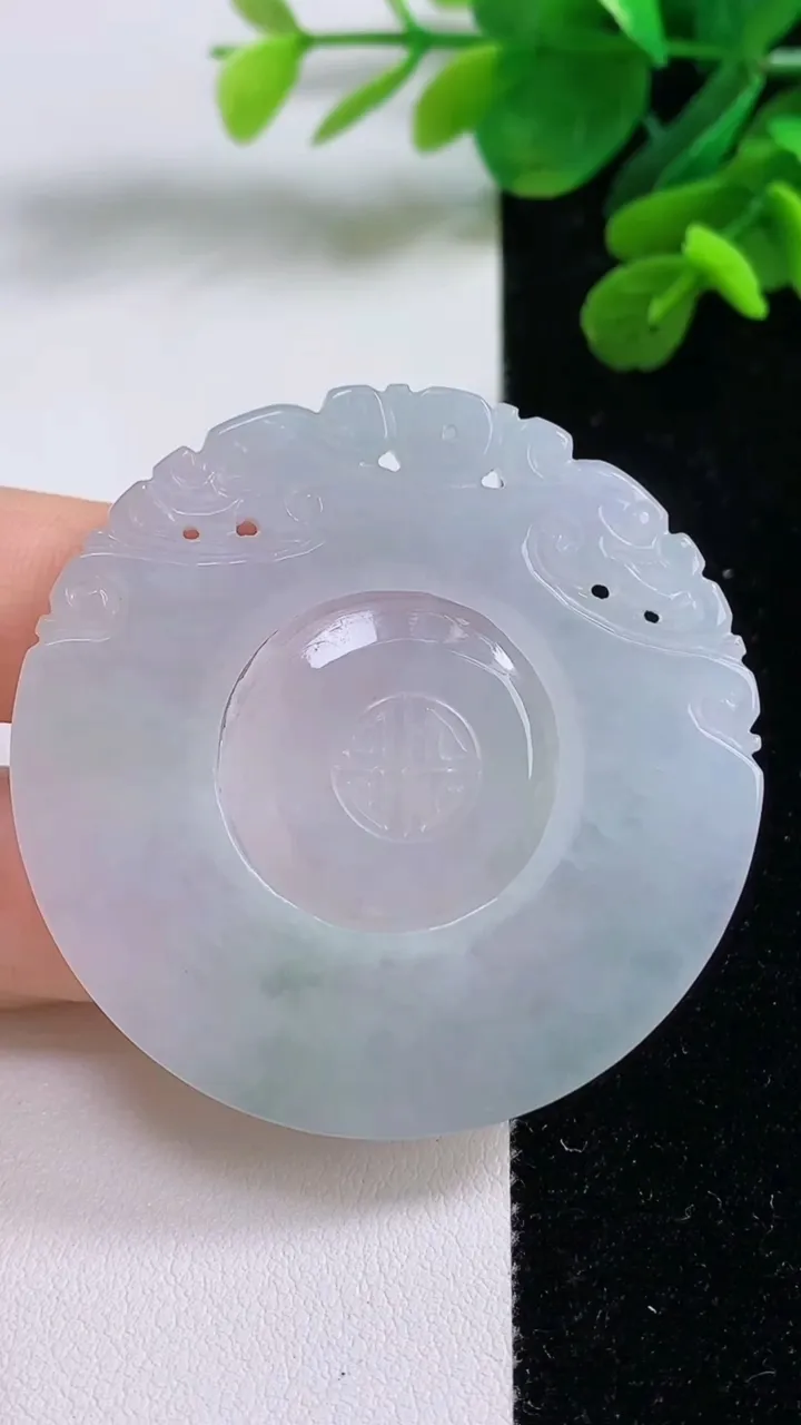 天然A货翡翠复古平安扣吊坠，尺寸49-3.6，重量:21.00g
9月1日