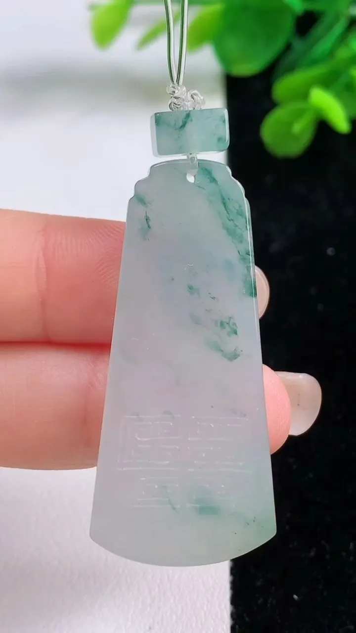天然A货翡翠冰种飘花仿古无事牌吊坠，尺寸45.4-19-4，重量:11.18g
9月1日