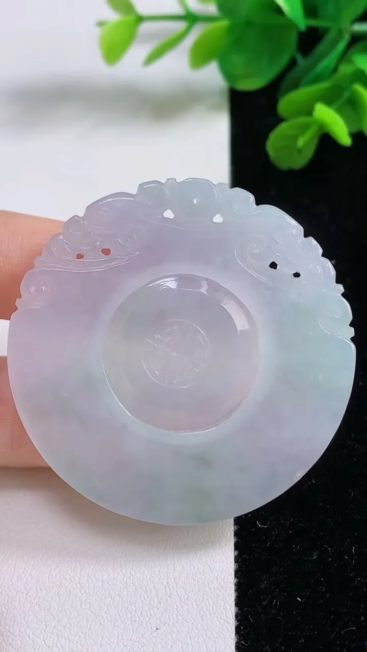 天然A货翡翠复古平安扣吊坠，尺寸49-3.6，重量:21.00g
9月1日