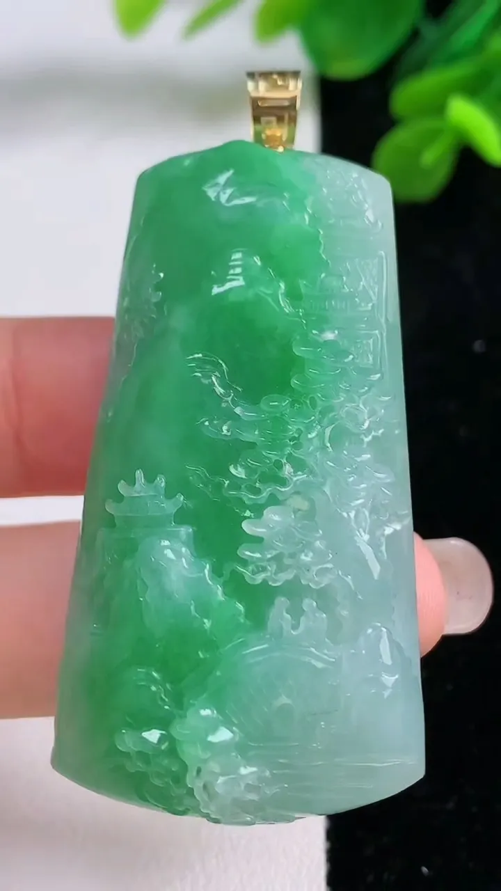 天然A货翡翠山水牌吊坠，尺寸52.5-27.8-6.5，重量:31.40g
9月1日