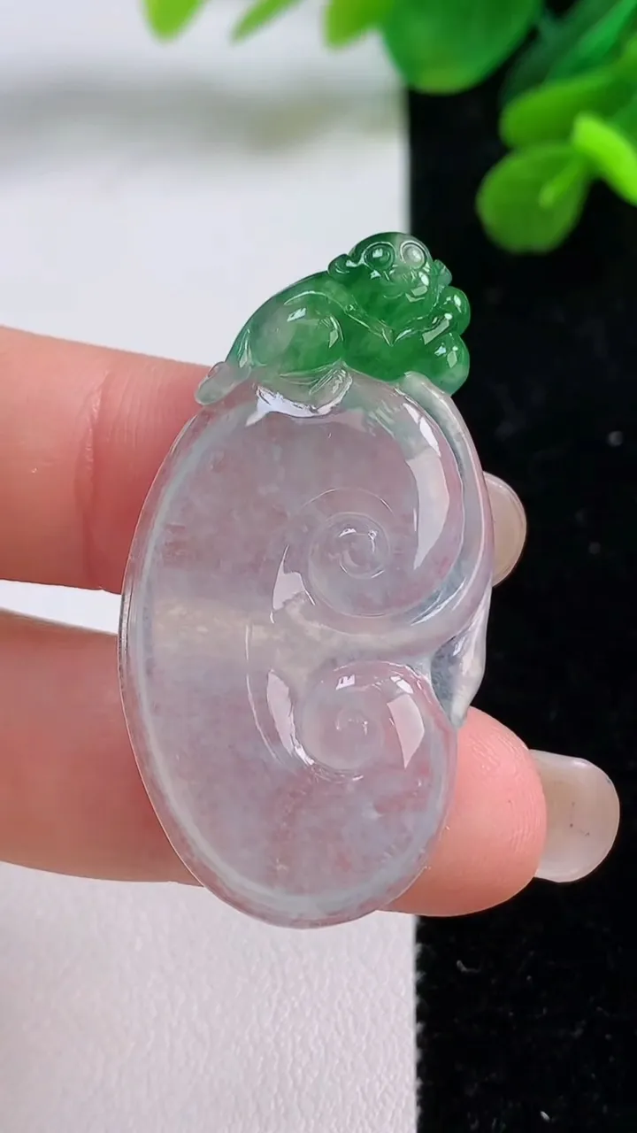 天然A货翡翠如意吊坠，尺寸42-22-4，重量:7.83g
9月1日