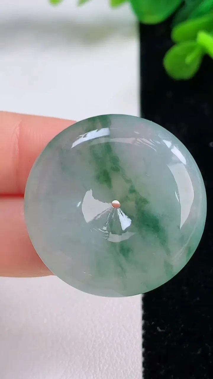 天然A货翡翠冰种飘花平安扣吊坠，尺寸31.5-7，重量:14.25g
9月1日