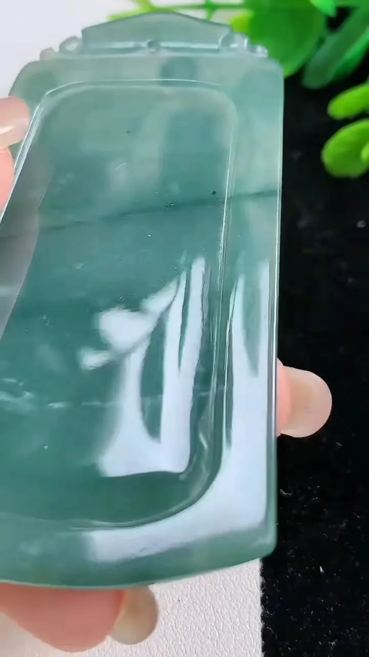 天然A货翡翠蓝水御龙观音菩萨吊坠，尺寸80-46-8，重:47.24g
9月1日