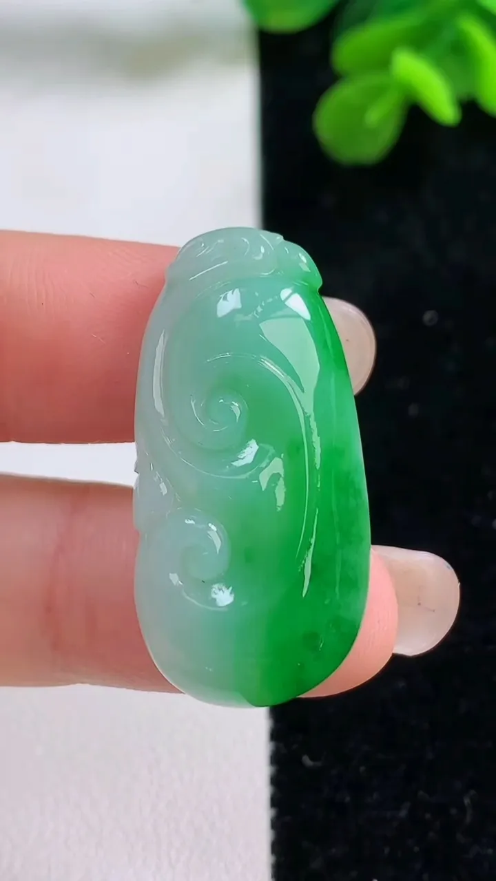 天然A货翡翠如意吊坠，尺寸32.8-16.4-5，重量:5.61g
9月1日