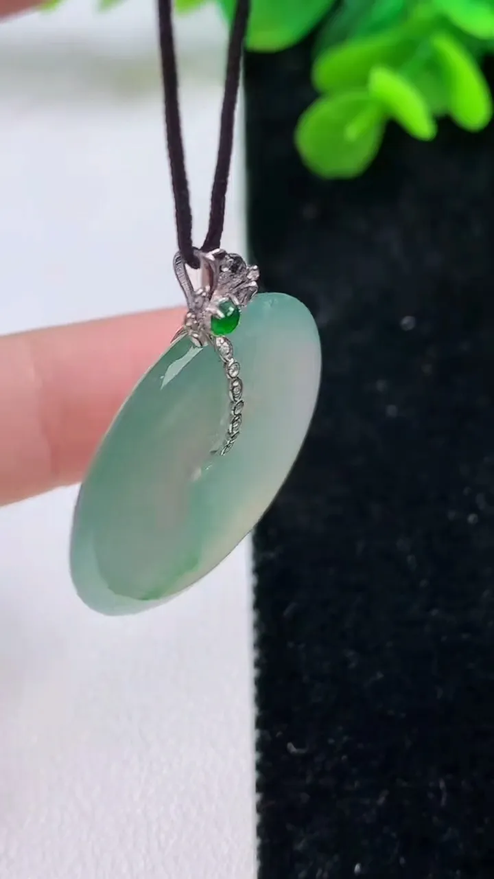 天然A货翡翠平安扣吊坠，尺寸26.8-5，重量:8.07g
9月1日