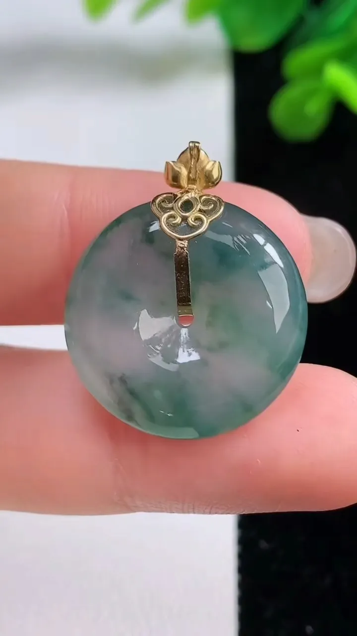 天然A货翡翠种飘花平安扣吊坠，尺寸21.3-5.4，重量:5.35g
9月1日