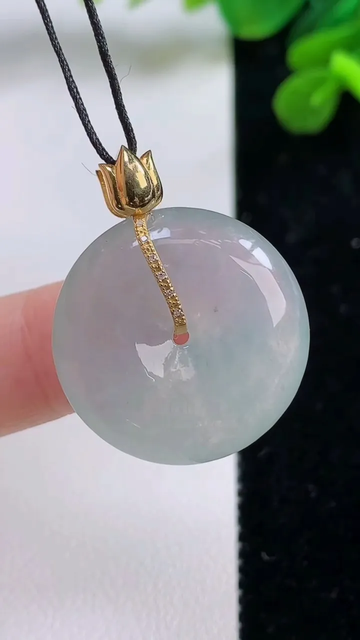 天然A货翡翠种飘花平安扣吊坠，尺寸23.7-6，重量:7.24g
9月1日