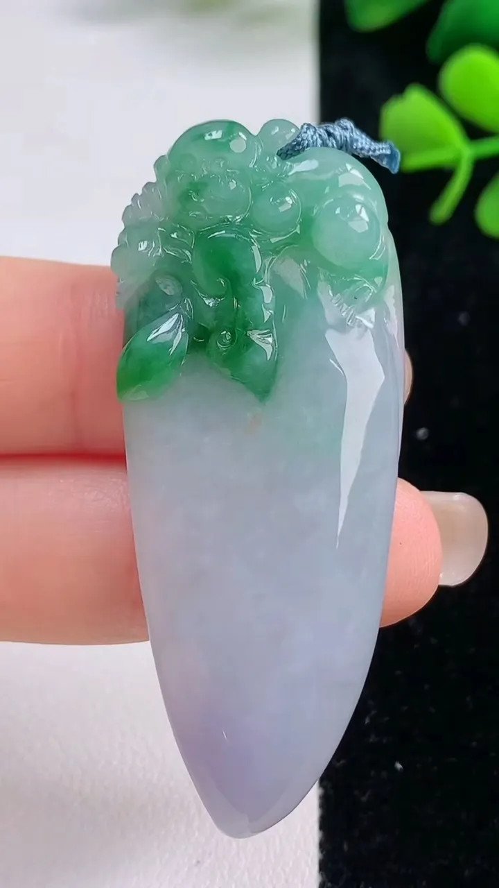 天然A货翡翠福瓜吊坠，尺寸53.8-21.2-6，重量:15.68g
9月1日