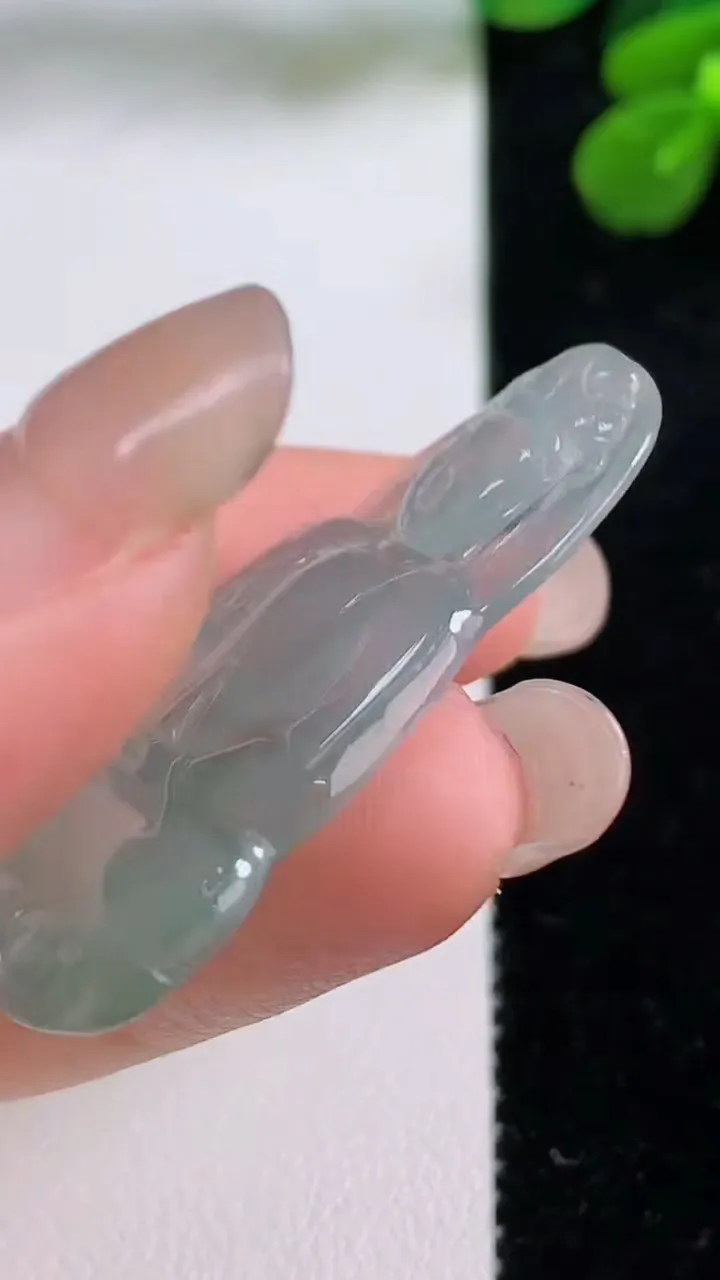 天然A货翡翠冰种飘花观音菩萨吊坠，尺寸41-55.2-3.3，重量:6.33g
9月1日
