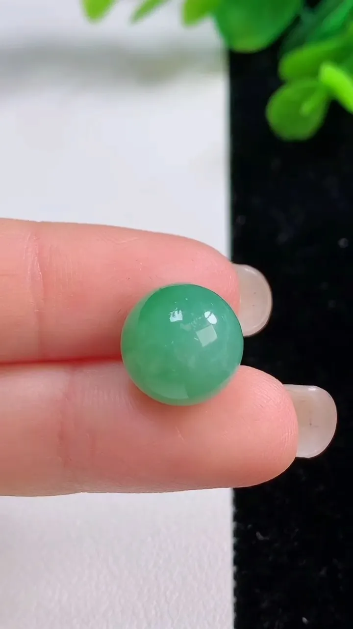 天然A货翡翠圆珠镶嵌件，尺寸12.5，重量:4.10g
9月1日