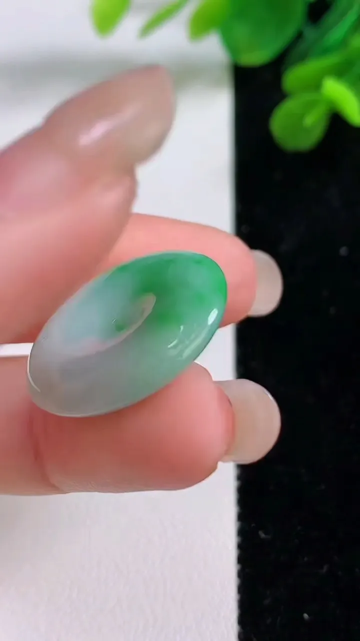 天然A货翡翠平安扣吊坠，尺寸23-5，重量:5.76g
9月1日