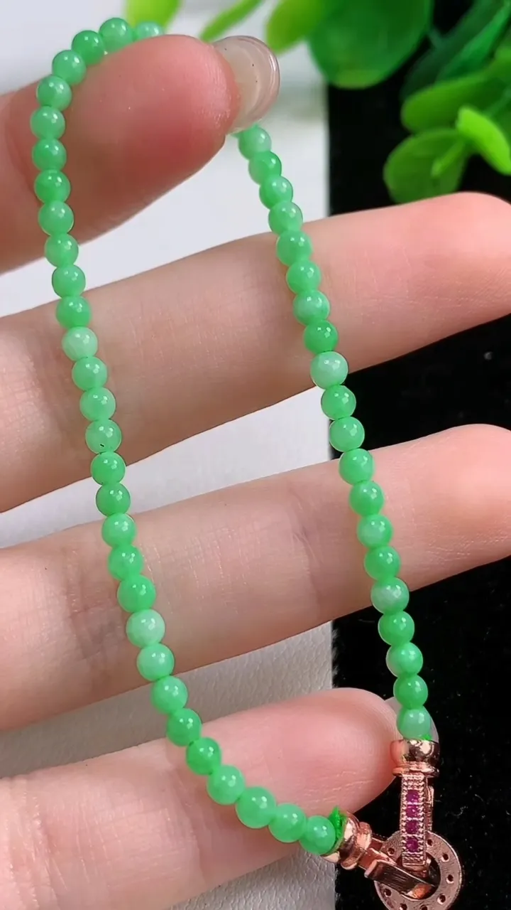 天然A货翡翠小米珠手串，尺寸3-54颗，重量:4.00g9月1日
工厂直销收藏佳品,种好水足，色泽均