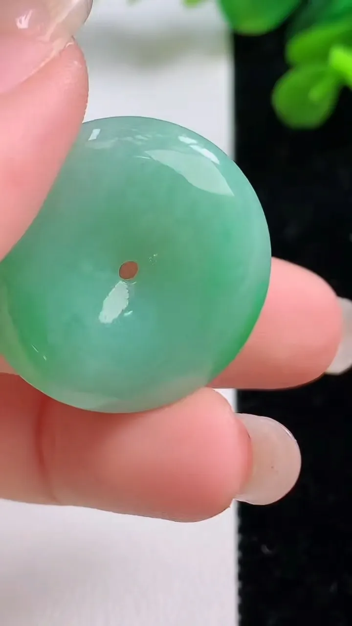 天然A货翡翠平安扣吊坠，尺寸27-5.5，重量:8.54g
9月1日