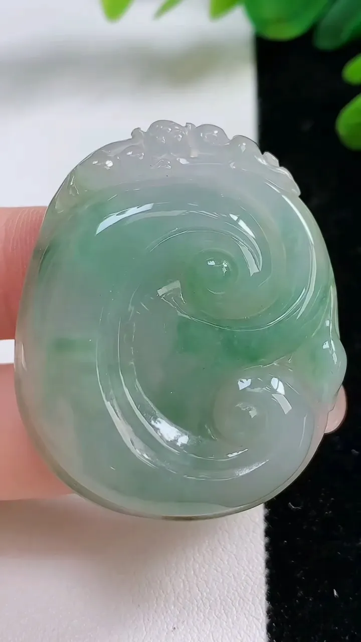 天然A货翡翠如意吊坠，尺寸44-36.5-7.8，重:22.28g
9月1日