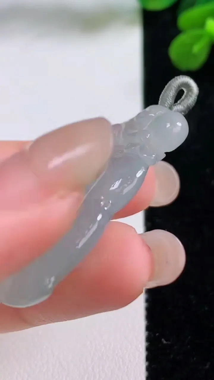 天然A货翡翠冰种飘花如意吊坠，尺寸40.5-21.6-5.4，重量:9.67g
9月1日