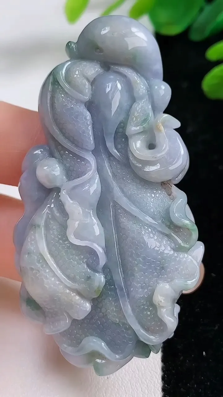 天然A货翡翠紫罗兰 飘花白菜吊坠，尺寸69-35-11.5，重:44.01g
9月1日