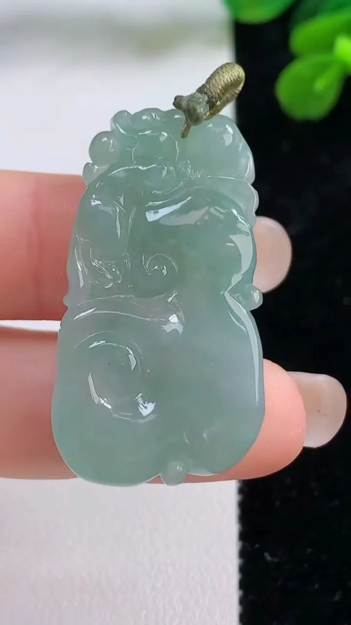 天然A货翡翠如意吊坠，尺寸37-20-5.8，重量:8.97g
9月1日