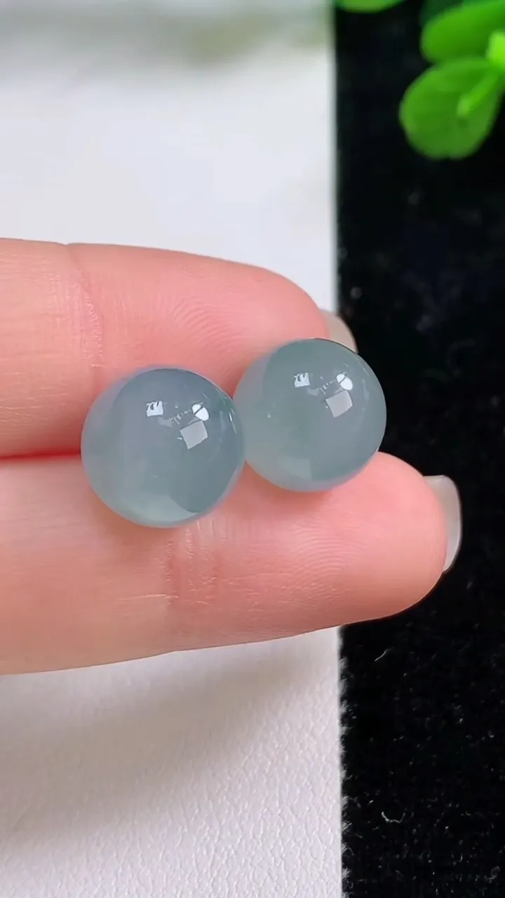 天然A货翡翠冰种飘花圆珠镶嵌件一对，尺寸11，重量:5.50g
9月1日