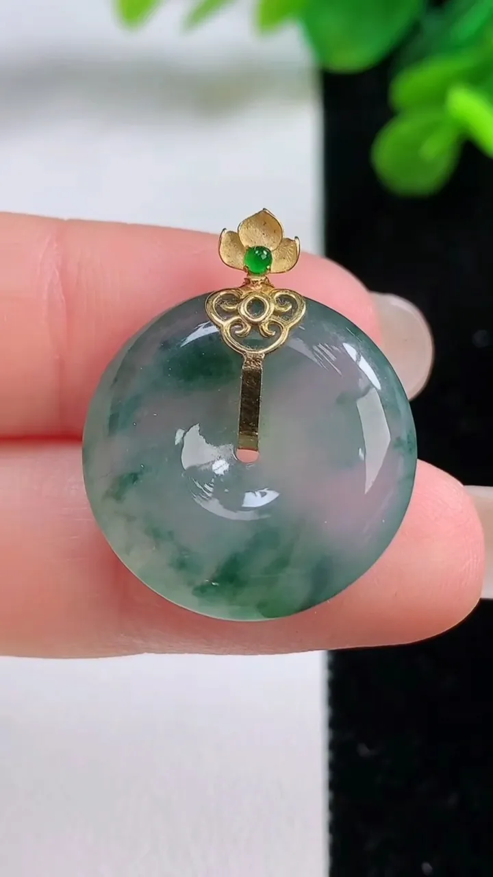 天然A货翡翠种飘花平安扣吊坠，尺寸21.3-5.4，重量:5.35g
9月1日