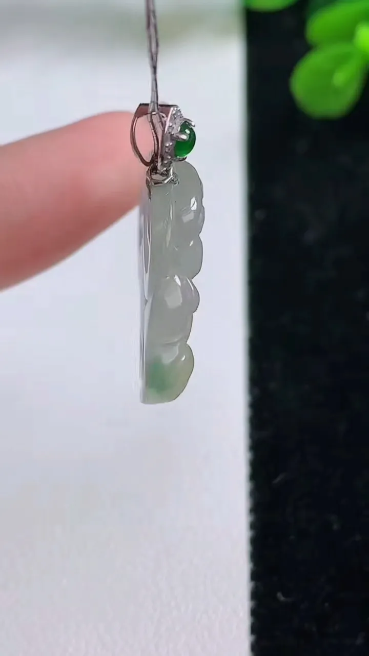 天然A货翡翠种飘花佛公吊坠，尺寸17.4-25-4.5，重量:7.07g
9月1日