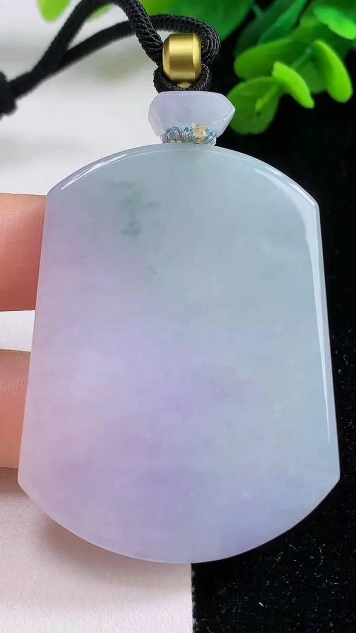 天然A货翡翠紫罗兰飘花无事牌吊坠，尺寸52.8-41-5.7，重量:40.53g
9月1日