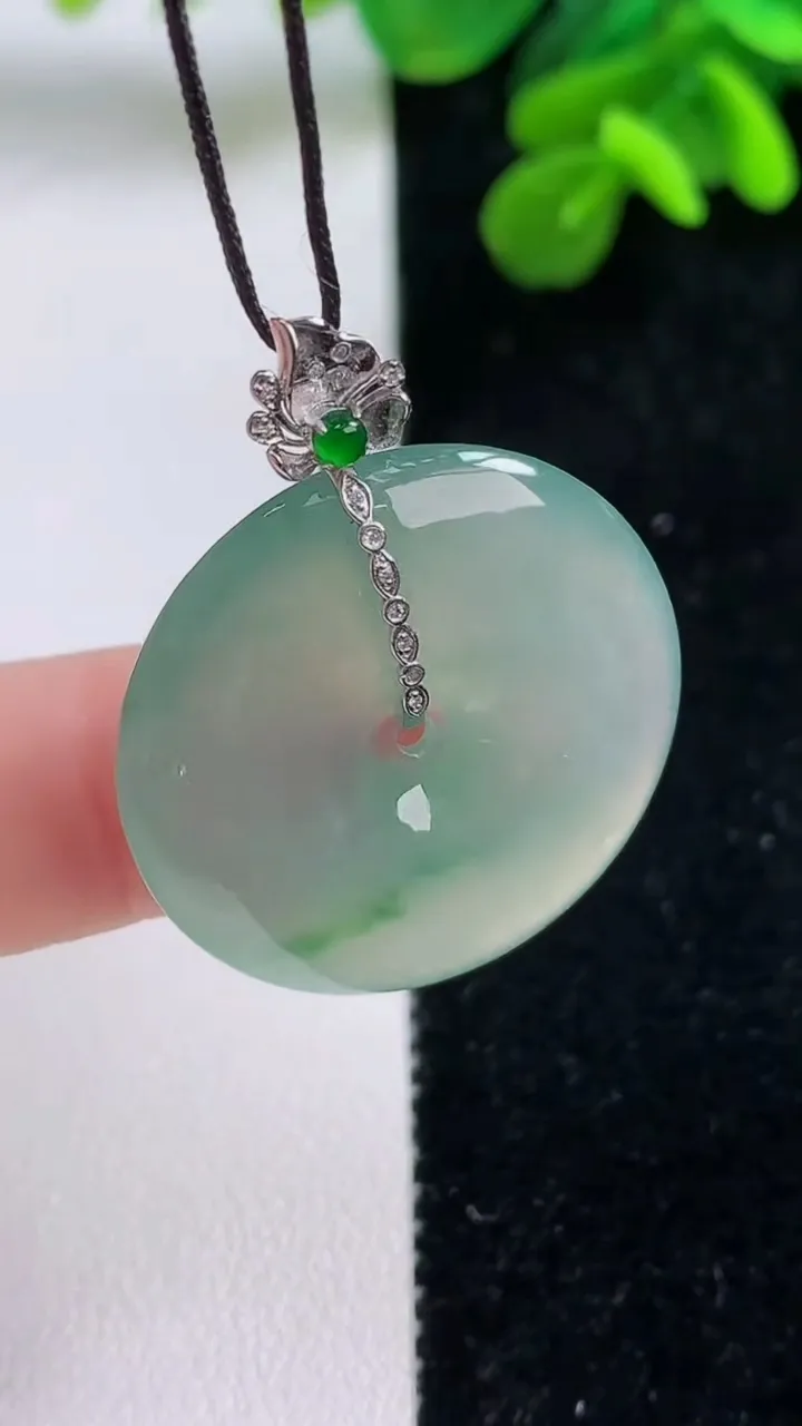 天然A货翡翠平安扣吊坠，尺寸26.8-5，重量:8.07g
9月1日