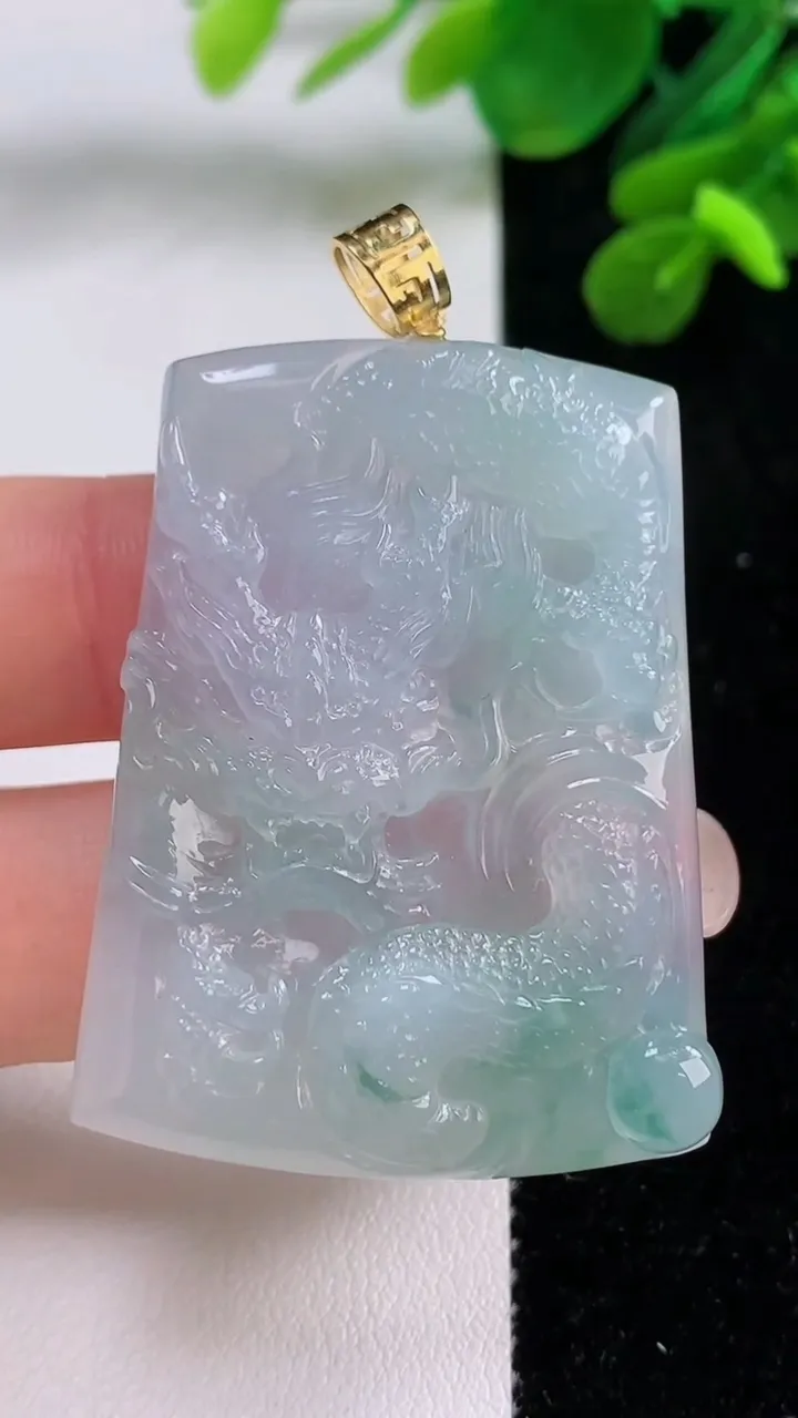 天然A货翡翠种飘花龙牌吊坠，尺寸45.7-34-5.6，重量:23.83g
9月1日